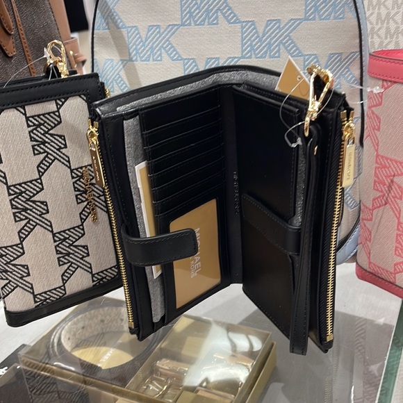 MICHAEL KORS JET SET TRAVEL 35S3GTVW7J LIGHT SAGE LG DOUBLE ZIP WRISTLET-WALLET- - Picture 12 of 16